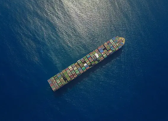 Barco carga contenedores proveeduria